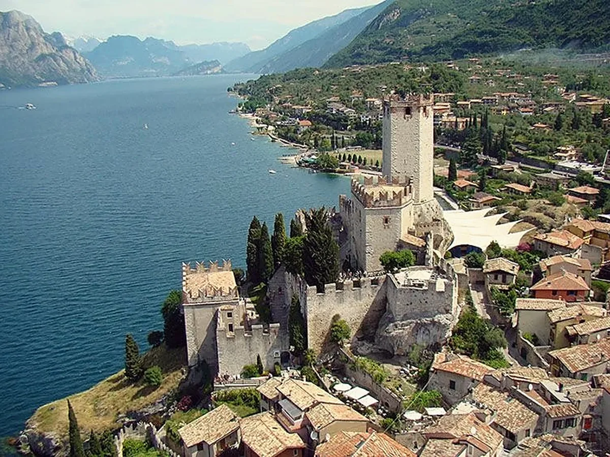 Il castello di Malcesine a picco sul lago