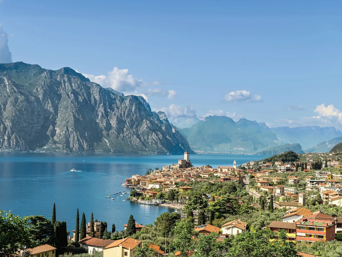 Malcesine e il castello scaligero visti dall'alto, con il lago di Garda