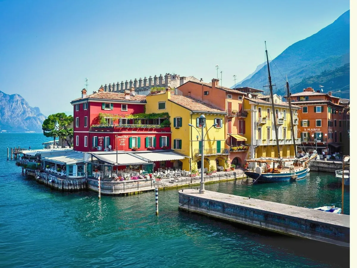 Il porticciolo di Malcesine con le case colorate