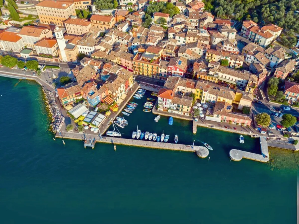 Il porto vecchio di Malcesine dall'alto