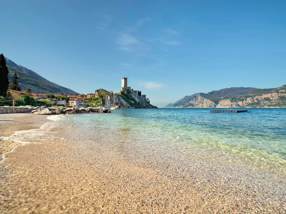 La spiaggia di Malcesine con il castello sullo sfondo